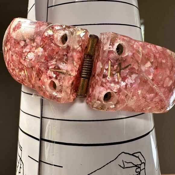 Lucite Confetti Pink Glitter Bypass Bracelet Clip Earring Set Seashells Vintage - Picture 9 of 11